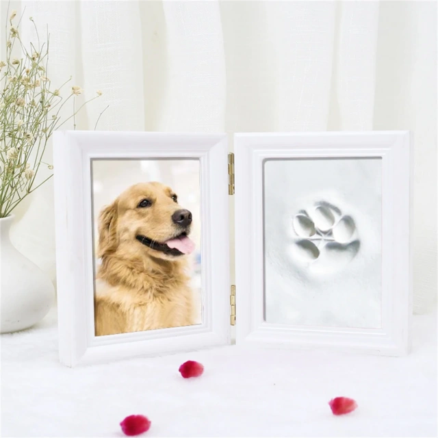 The pet photo frame is foldable, elegant and beautiful. It showcases unique photo frames and printed clay for your home