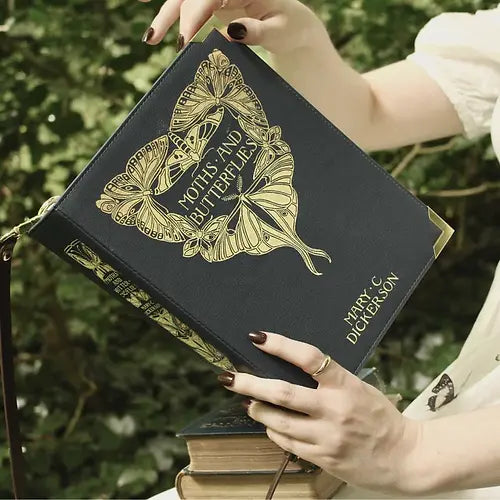 📚✨ "Wear Your Favorite Story – Vintage Book Cover Vegan Leather Crossbody Bag" ✨👜