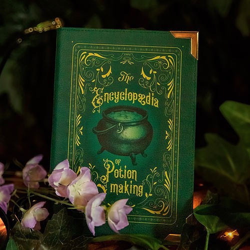 📚✨ "Wear Your Favorite Story – Vintage Book Cover Vegan Leather Crossbody Bag" ✨👜