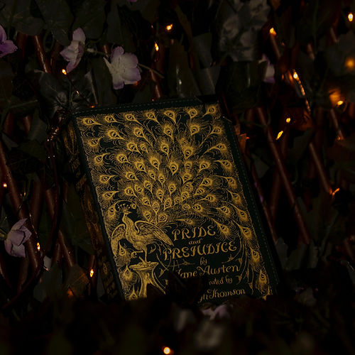 📚✨ "Wear Your Favorite Story – Vintage Book Cover Vegan Leather Crossbody Bag" ✨👜