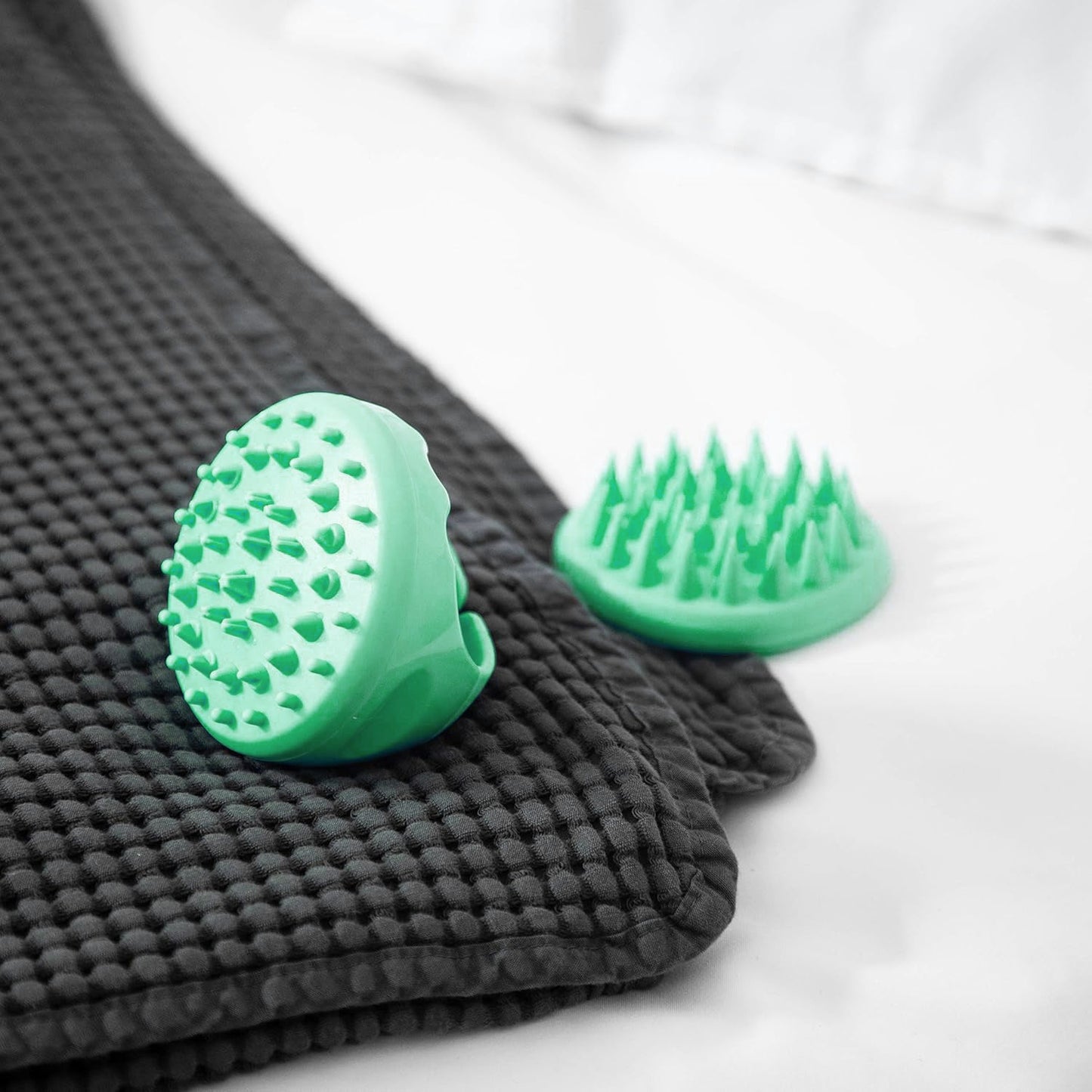 💆 Silicone Scalp Massager Brush – Spa-Like Hair Care in the Palm of Your Hand