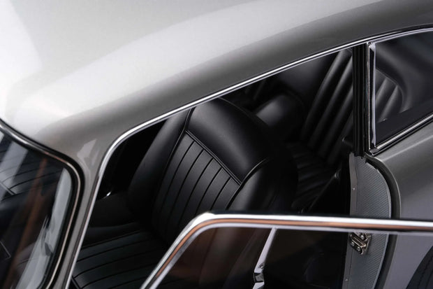 Aston Martin DB5 Vantage (1964) - 1:8 Scale Limited Edition Model 🏴‍☠️✨