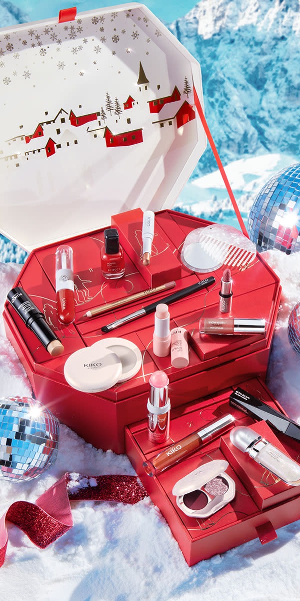 Festive Advent Calendar with Falling Snowflakes ❄️✨