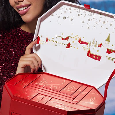 Festive Advent Calendar with Falling Snowflakes ❄️✨